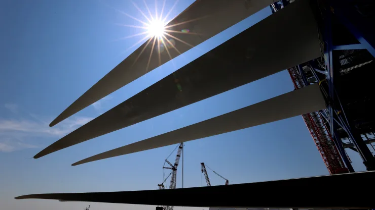 미국 최초의 주요 해상 풍력 발전소, GE 유닛의 거대한 터빈 62개 중 첫 번째 설치