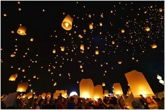 Release Kongming lanterns Release Kongming lanterns